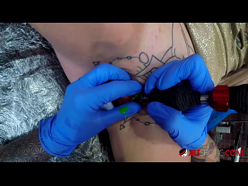 ❤️ Ekstremt tatoveret hottie Sully Savage fik en tatovering på sin klitoris ❌ Porno at da.xxxtun.ru